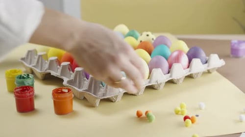 Boîte avec œufs de Pâques colorés