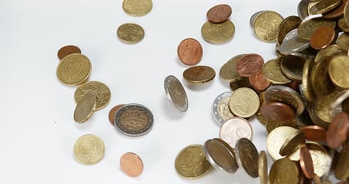 Euro-Münzen fallen vor weißem Hintergrund, Zeitlupe 4K