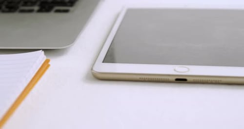 Organizer und elektronisch Gadgets auf weißem Hintergrund 4k