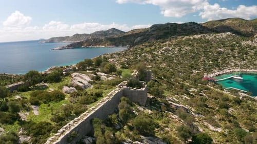 Luftaufnahme einer antiken Zitadelle in der Bozukkale Bay, Türkei