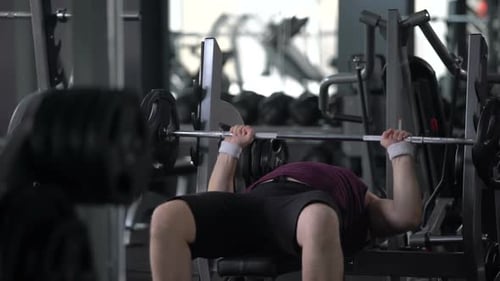 Hombre regordete que se siente cansado de levantar pesas, entrenamiento de gimnasio para perder peso, fuerza