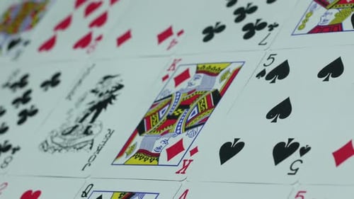Modernes Kartenspiel zum Pokerspielen auf dem Tisch im Casino