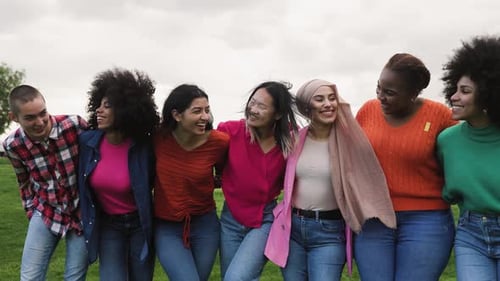 Jovens mulheres multiétnicas felizes se divertindo em um parque - conceito de diversidade e amizade