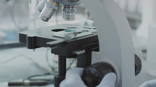 Nicht wiederzuerkennender Chemiker mit Mikroskop