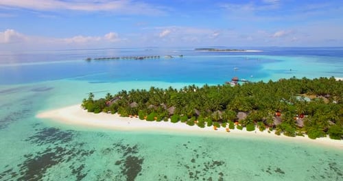 Vista aérea de um pitoresco hotel resort em uma ilha tropical nas Maldivas.