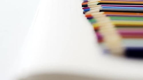 Lápices de colores guardados en el libro