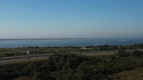 la caméra aérienne du Drone s'éloigne et se déplace à droite au-dessus de Shell Bank Creek à Brooklyn, NY avec le Belt Pkwy,