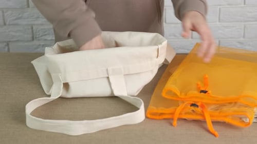 Mujer con bolsas de tela en la cocina