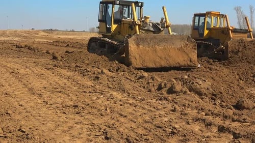 Deux bulldozers fonctionnent
