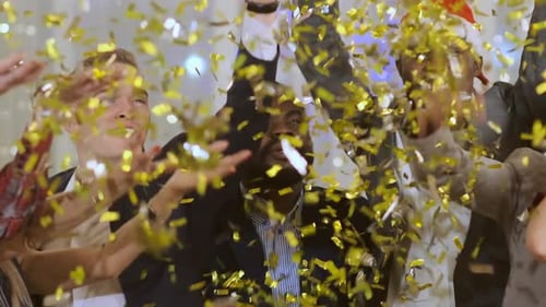 Close-up Happy Company brinque com confetes