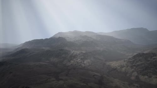 Rayons de soleil sur fond de montagnes