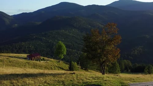 Wooden Bench Mountains Personne n'est en tir contre un incroyable paysage de collines