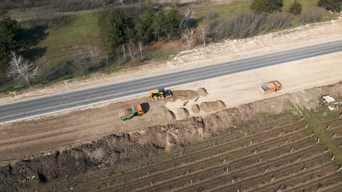 Luftaufnahme der neuen Asphaltstraße im Bau