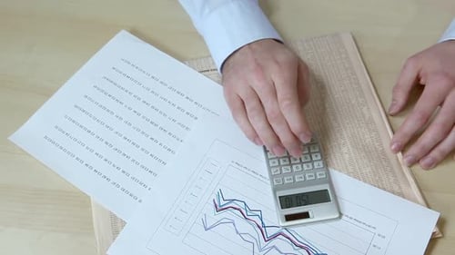 Büroangestellter mit Rechner