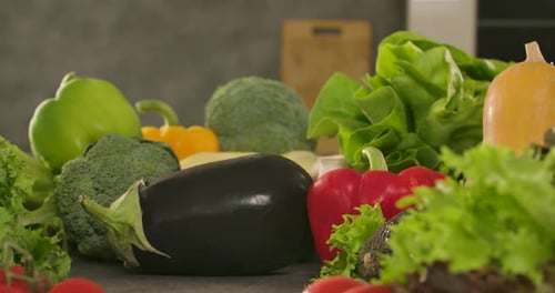 Auberginen und Gemüse in der Küche