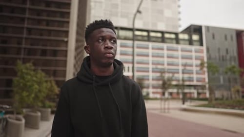 Cooler schwarzer Afroamerikaner in einem Stadtzentrum