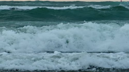 Meereswellen krachen am Schreibtisch auf den Strand