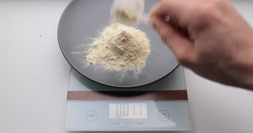 Peser 30 grammes de protéines sur une balance de cuisine