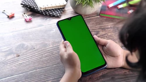 Flache Zusammensetzung eines Mädchens mit Smartphone auf dem Tisch