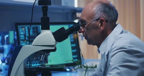 Wissenschaftler untersucht Bakterien mit Mikroskop