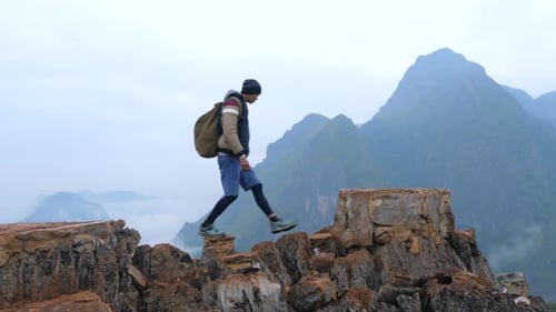 Wanderer Wandern auf den Gipfel des Berges