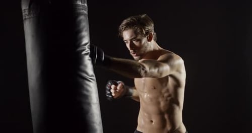 Sportliches Training Boxen für Männer in Zeitlupe