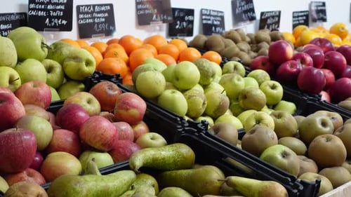 Mercado de frutas con varias frutas frescas coloridas