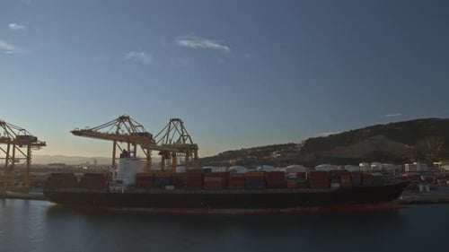Zeitraffer der Krane beim Laden von Frachtschiffen mit Containern im Industriehafen, Spanien