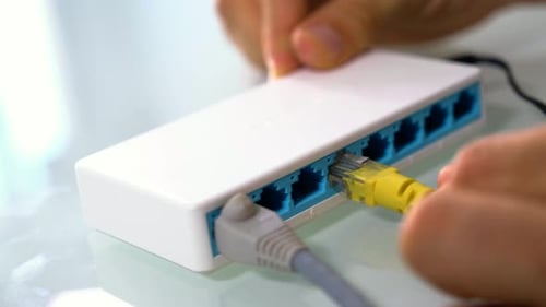 Anschließen eines Ethernet-Kabels an einen Hub