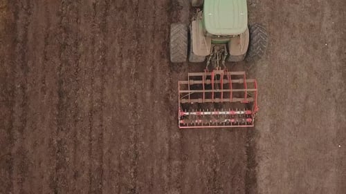 ein großer Traktor pflügt ein Feld