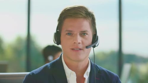 Telefonist im Call Center spricht