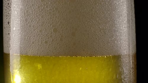 Frisches Bier sprudelt im Glas