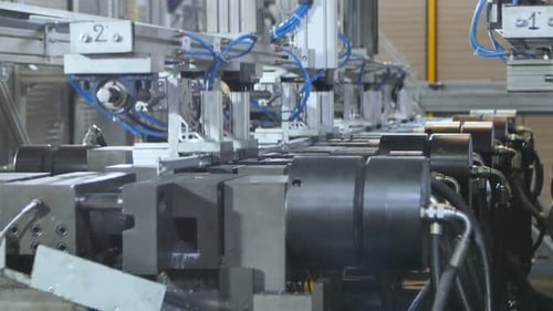 Kamera hebt sich an und zeigt Maschine, die Metallgitter sammelt