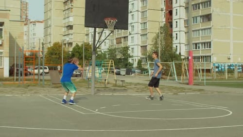 Dos amigos adolescentes practicando baloncesto