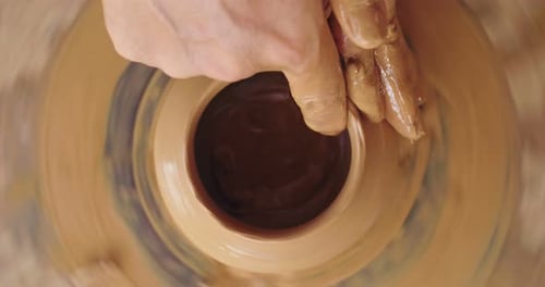 Bol de fabrication de potier dans l'atelier de poterie
