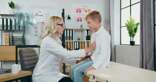 Médecin vérifiant le rythme cardiaque et les poumons d'un adolescent calme qui visite son cabinet médical