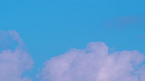 Zeitraffer von schönen weißen, fastenden, flauschigen Wolken und Himmel bei sonnigem Tag, mittlerer Schuss