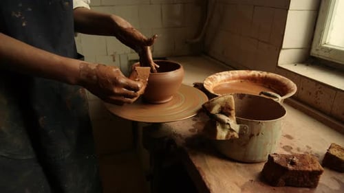 Artiste méconnu sculptant sur la roue des potiers
