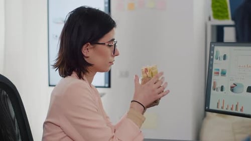 Unternehmerin isst leckeres Sandwich nach Essenspause Arbeiten in einem Unternehmen