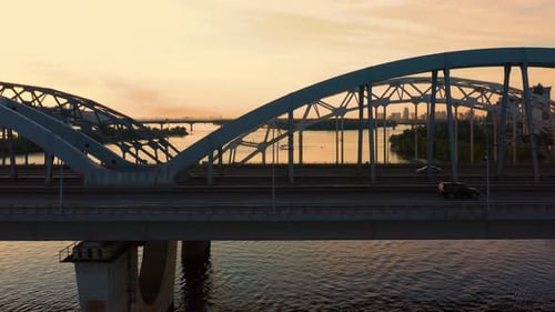 Zeitraffer von Autoverkehr und U-Bahn auf der Brücke