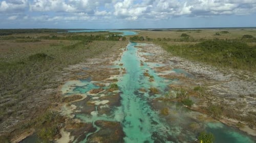 Die Lagune Los Rapidos in Bacalar, Mexiko