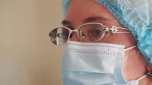 Porträt einer schönen jungen Ärztin mit medizinischer Gesichtsmaske