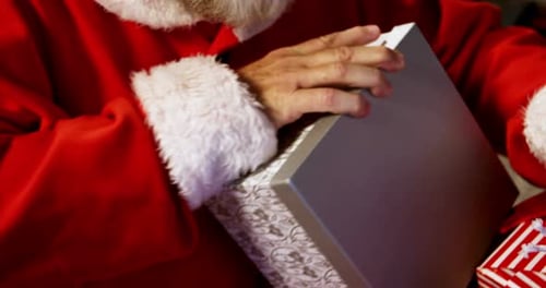 Weihnachtsmann entfernt Geschenkboxen aus dem Sack 4k