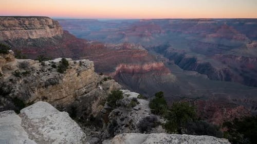 Time-lapse surplombant le Grand Canyon au lever du soleil.