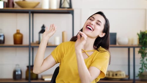 Feliz niña árabe gritando de alegría y expresando emociones positivas ante la cámara