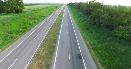Sommertag und Straße. Overhead-Schuss