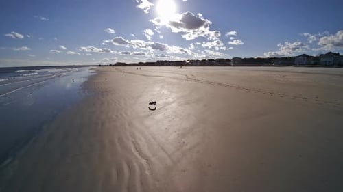 Plage de sable jaune avec vagues sur la mer bleue vue d'une hauteur