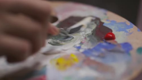 Artista trabajando con espátula