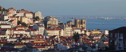 Panoramablick auf die Altstadt von Lissabon