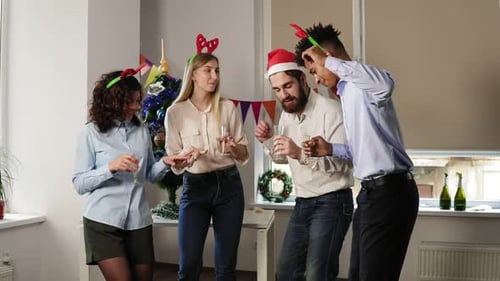 Slowmotion filmou um grupo de trabalhadores de escritório felizes dançando durante a festa corporativa de Ano Novo